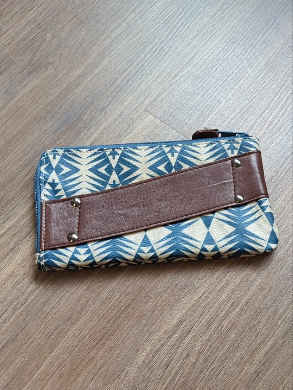 Kavu Blue & Cream Geometric Zip Wallet Clutch Case